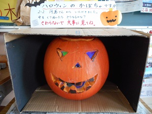 昇降口のハロウィーンのかぼちゃ