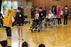 体育館を車いすで一周